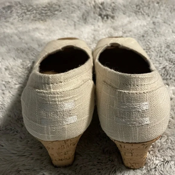 Toms Wedges cream color with suede inside. Size 8.5 - Picture 5 of 5